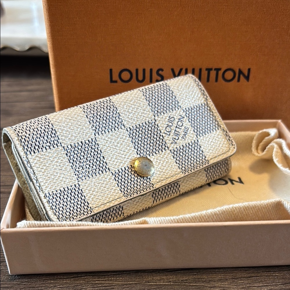 Louis Vuitton Cream and Gray Checkered Damier key holder wallet case